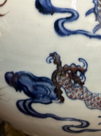 Een Chinese blauw-witte en koperrode 'draken' vaas met verguld bronzen montuur, 18e eeuw