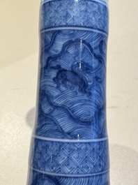 Vase de forme bouteille &agrave; t&ecirc;te d'ail en porcelaine de Chine en bleu et blanc &agrave; d&eacute;cor d'animaux mythiques, marque et &eacute;poque de Kangxi