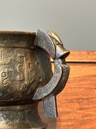 Insolite br&ucirc;le-parfum archa&iuml;que de type 'gui' en bronze au couvercle en bois, Chine, Song
