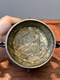 Insolite br&ucirc;le-parfum archa&iuml;que de type 'gui' en bronze au couvercle en bois, Chine, Song
