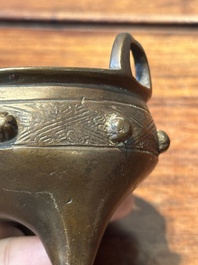 Deux br&ucirc;le-parfums en bronze, marque de Xuande, Chine, Yuan/Ming