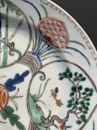 Drie Chinese famille verte borden en een theepot, Kangxi