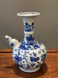 Een Chinese blauw-witte kendi met floraal decor, Kangxi