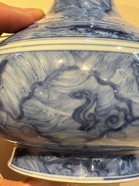 Vase de forme bouteille &agrave; t&ecirc;te d'ail en porcelaine de Chine en bleu et blanc &agrave; d&eacute;cor d'animaux mythiques, marque et &eacute;poque de Kangxi