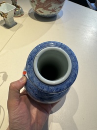 Vase de forme bouteille &agrave; t&ecirc;te d'ail en porcelaine de Chine en bleu et blanc &agrave; d&eacute;cor d'animaux mythiques, marque et &eacute;poque de Kangxi
