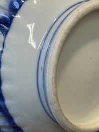 Een Chinese blauw-witte kendi met floraal decor, Kangxi