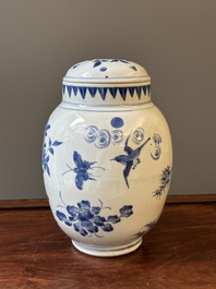Pot couvert en porcelaine de Chine en bleu et blanc &agrave; d&eacute;cor d'oiseaux parmi des branches fleuries, p&eacute;riode Transition