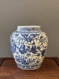 Een Chinese blauw-witte pot met 'Ba Xian Zhu Shou 八仙祝壽', Wanli merk en mogelijk periode