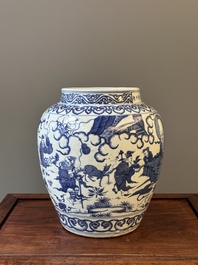 Een Chinese blauw-witte pot met 'Ba Xian Zhu Shou 八仙祝壽', Wanli merk en mogelijk periode