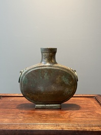 Vase archa&iuml;que de type 'bianhu' en bronze, Chine, Han