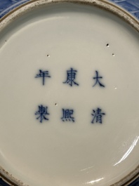 Vase de forme bouteille &agrave; t&ecirc;te d'ail en porcelaine de Chine en bleu et blanc &agrave; d&eacute;cor d'animaux mythiques, marque et &eacute;poque de Kangxi