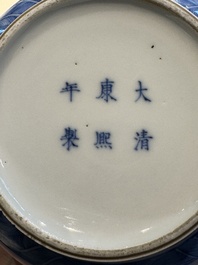 Vase de forme bouteille &agrave; t&ecirc;te d'ail en porcelaine de Chine en bleu et blanc &agrave; d&eacute;cor d'animaux mythiques, marque et &eacute;poque de Kangxi