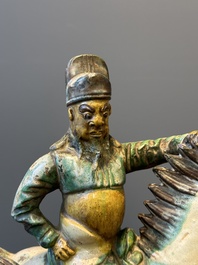 Een Chinese sancai daktegel in de vorm van een krijger te paard, Ming