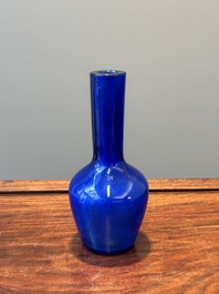 Vase de forme bouteille en verre bleu de P&eacute;kin, marque et peut-&ecirc;tre &eacute;poque de Qianlong