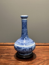 Vase de forme bouteille &agrave; t&ecirc;te d'ail en porcelaine de Chine en bleu et blanc &agrave; d&eacute;cor d'animaux mythiques, marque et &eacute;poque de Kangxi