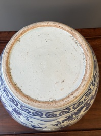 Een Chinese blauw-witte pot met 'Ba Xian Zhu Shou 八仙祝壽', Wanli merk en mogelijk periode