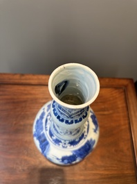 Een Chinese blauw-witte flesvormige vaas met geleerden, Transitie periode