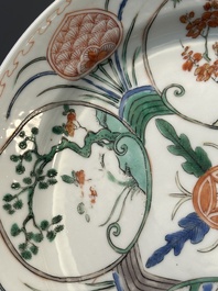 Drie Chinese famille verte borden en een theepot, Kangxi