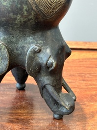 Een Chinees archa&iuml;stisch bronzen ritueel voedselvat in westerse Zhou-stijl, 'yan', Ming