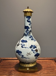 Een Chinese blauw-witte en koperrode 'draken' vaas met verguld bronzen montuur, 18e eeuw