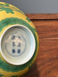 Een Chinese 'jongens' kom met gele ondergrond, Yongzheng merk en mogelijk periode