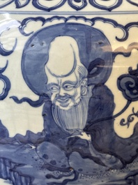Een Chinese blauw-witte pot met 'Ba Xian Zhu Shou 八仙祝壽', Wanli merk en mogelijk periode