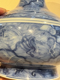 Vase de forme bouteille &agrave; t&ecirc;te d'ail en porcelaine de Chine en bleu et blanc &agrave; d&eacute;cor d'animaux mythiques, marque et &eacute;poque de Kangxi