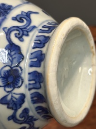 Verseuse en porcelaine de Chine en bleu et blanc &agrave; d&eacute;cor de figures dans un paysage, &eacute;poque Transition