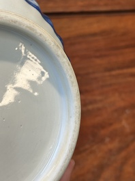 Een Chinese blauw-witte kendi met floraal decor, Kangxi