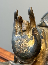 Grande sculpture en bronze laqu&eacute; et dor&eacute; repr&eacute;sentant un Bodhisattva, Chine, Ming