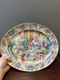Een ovale Chinese Canton famille rose schotel met verhalend decor, 19e eeuw