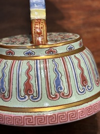 Rare instrument rituel en porcelaine de Chine famille rose, marque et &eacute;poque de Qianlong