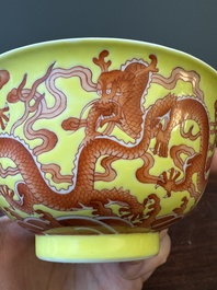 Een zeldzame Chinese ijzerrood gedecoreerde 'draken' kom met gele fondkleur, Qianlong merk en periode