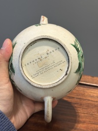 Drie Chinese famille verte borden en een theepot, Kangxi