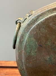 Vase archa&iuml;que de type 'bianhu' en bronze, Chine, Han