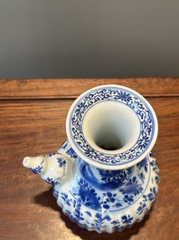 Een Chinese blauw-witte kendi met floraal decor, Kangxi