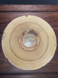 Joli plat en majolique en bleu et blanc &agrave; d&eacute;cor d'un ch&eacute;rubin ail&eacute;, Pays-Bas, probablement Harlingen, 2&egrave;me moiti&eacute; du 17&egrave;me