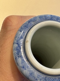 Vase de forme bouteille &agrave; t&ecirc;te d'ail en porcelaine de Chine en bleu et blanc &agrave; d&eacute;cor d'animaux mythiques, marque et &eacute;poque de Kangxi