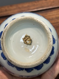 Verseuse couverte en porcelaine de Chine en bleu et blanc &agrave; d&eacute;cor d'un p&ecirc;cheur et un b&ucirc;cheron, p&eacute;riode Transition