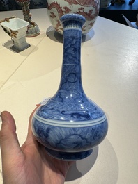 Vase de forme bouteille &agrave; t&ecirc;te d'ail en porcelaine de Chine en bleu et blanc &agrave; d&eacute;cor d'animaux mythiques, marque et &eacute;poque de Kangxi
