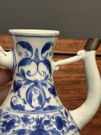 Verseuse couverte en porcelaine de Chine en bleu et blanc &agrave; d&eacute;cor d'un p&ecirc;cheur et un b&ucirc;cheron, p&eacute;riode Transition