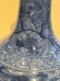 Vase de forme bouteille &agrave; t&ecirc;te d'ail en porcelaine de Chine en bleu et blanc &agrave; d&eacute;cor d'animaux mythiques, marque et &eacute;poque de Kangxi