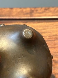 Deux br&ucirc;le-parfums en bronze, marque de Xuande, Chine, Yuan/Ming