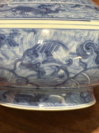 Vase de forme bouteille &agrave; t&ecirc;te d'ail en porcelaine de Chine en bleu et blanc &agrave; d&eacute;cor d'animaux mythiques, marque et &eacute;poque de Kangxi