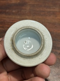 Verseuse couverte en porcelaine de Chine en bleu et blanc &agrave; d&eacute;cor d'un p&ecirc;cheur et un b&ucirc;cheron, p&eacute;riode Transition