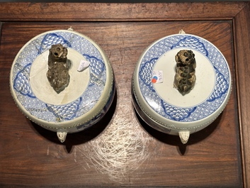 Paire de pots couverts en forme de tambour en porcelaine de Chine en bleu et blanc, marque de Jiajing, Kangxi