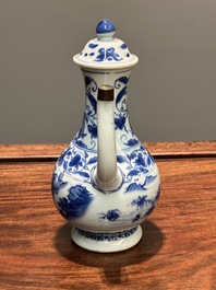 Verseuse couverte en porcelaine de Chine en bleu et blanc &agrave; d&eacute;cor d'un p&ecirc;cheur et un b&ucirc;cheron, p&eacute;riode Transition