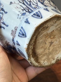 Vase de forme bouteille en fa&iuml;ence de Delft en bleu, blanc et mangan&egrave;se &agrave; d&eacute;cor chinois, fin du 17&egrave;me