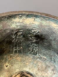 Een Chinees archa&iuml;stisch bronzen ritueel voedselvat in westerse Zhou-stijl, 'yan', Ming