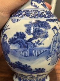 Verseuse en porcelaine de Chine en bleu et blanc &agrave; d&eacute;cor de figures dans un paysage, &eacute;poque Transition